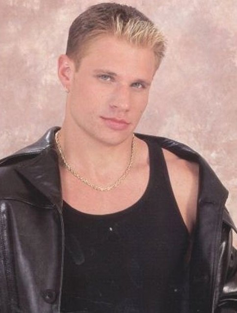 Happy 45th birthday to Nick Lachey today! 