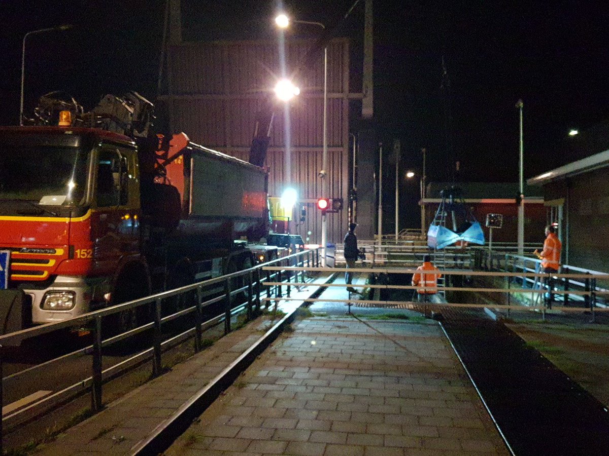 Uitbaggeren van de deurkasten oude kolk in vollegang.