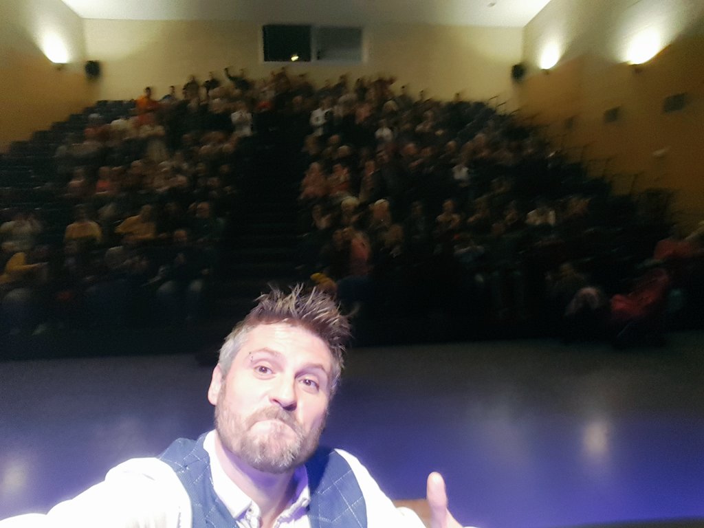 Hoy en La Llagosta, en el centro cultural, he disfrutado de un público libre, sin censuras, con ganas de oir y con libertad para opinar, pero siempre desde el respeto y con el mayor de los sentidos de espectáculo. Como tiene que ser. Gran noche, y mejores personas. 
Gracias.