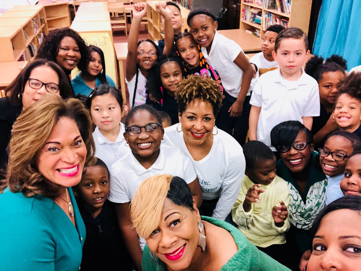 ThePhilaLinks46's tweet image. @linksinc 72nd Community Day! This morning members of the #PhiladelphiaChapter visited Spring Garden School in #Philadelphia where 30% of the students at THIS school live in homeless shelters. Also, the school is low on books and we were SO happy to help! 💚