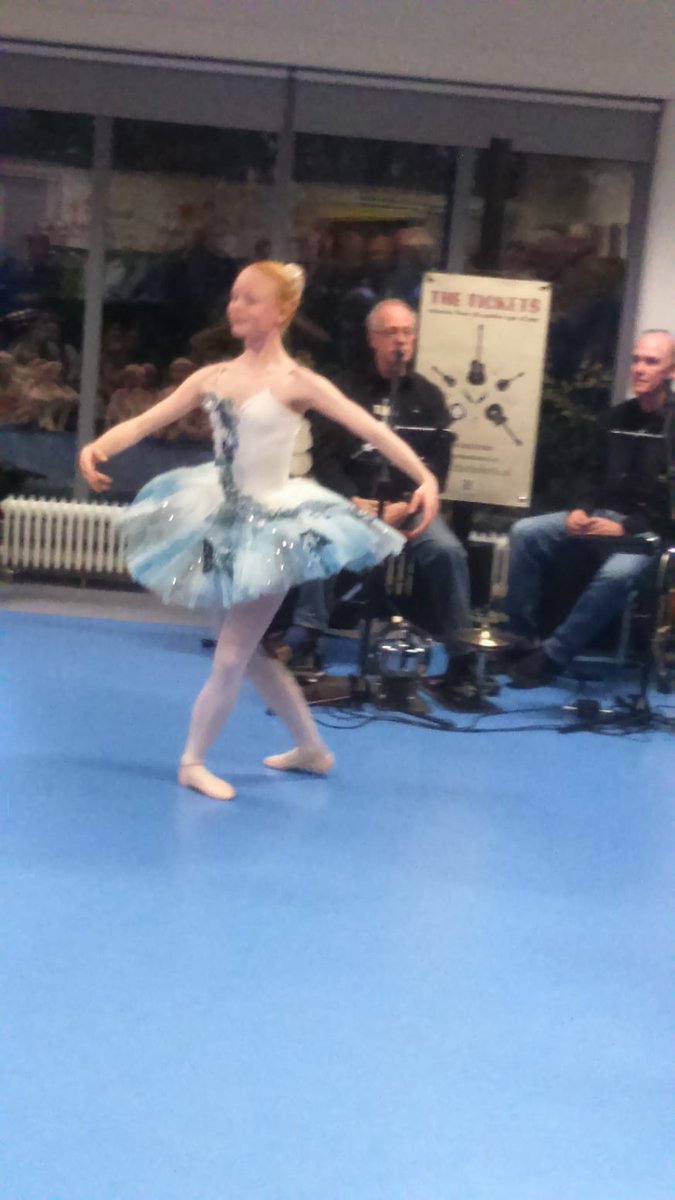 OBVW's tweet photo. Mooie opening van @WeekvandeKunst ! #obvw #weekendvandekunst #voorschoten https://t.co/TYd27RXraU