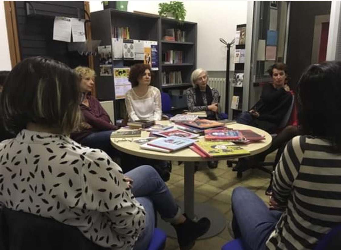 FallingGroup's tweet image. Il libro del mese “Il club delle lettrici” ci ha divertite e stupite. Abbiamo colorato Zona Franca-Centro culturale e di documentazione Franca Rame