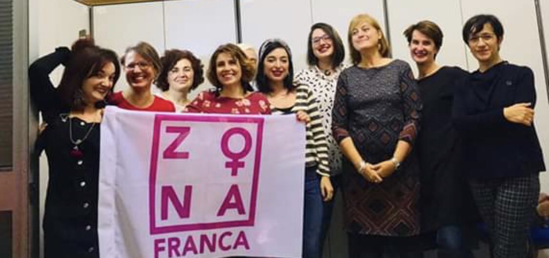 FallingGroup's tweet image. Il libro del mese “Il club delle lettrici” ci ha divertite e stupite. Abbiamo colorato Zona Franca-Centro culturale e di documentazione Franca Rame