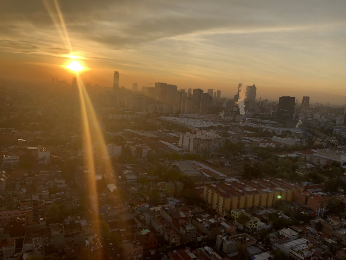 ponchohd's tweet image. Hoy, sobrevolamos la Ciudad de México en un dirigible.
¡Increíble! 
Abrazo @PaolaRojas 
Nada mal para empezar el dia y el fin de semana.