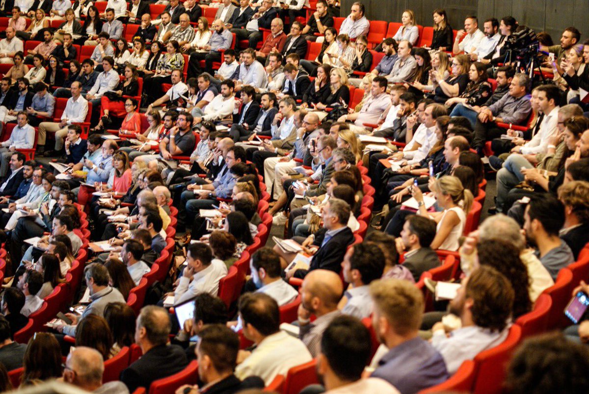 joserrozados's tweet photo. Te podes quedar con la urgencia de la coyuntura, pero no pierdas de vista lo importante que es lo que te va a ayudar mirando a mediano y largo plazo. La disrupcion por tecnología es inevitable. Resumen de #realtecno2018 https://t.co/SCErguzUBi https://t.co/NOsw82cUrO