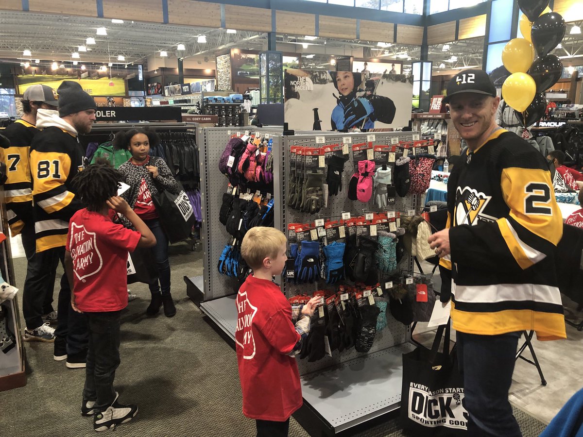 JMadPGH's tweet photo. How great is this? Some local kids spending the afternoon shopping with the Pens in Cranberry. All part of #ProjectBundleUp @WTAE @SalvationArmyUS https://t.co/CiaSMA9ZbI
