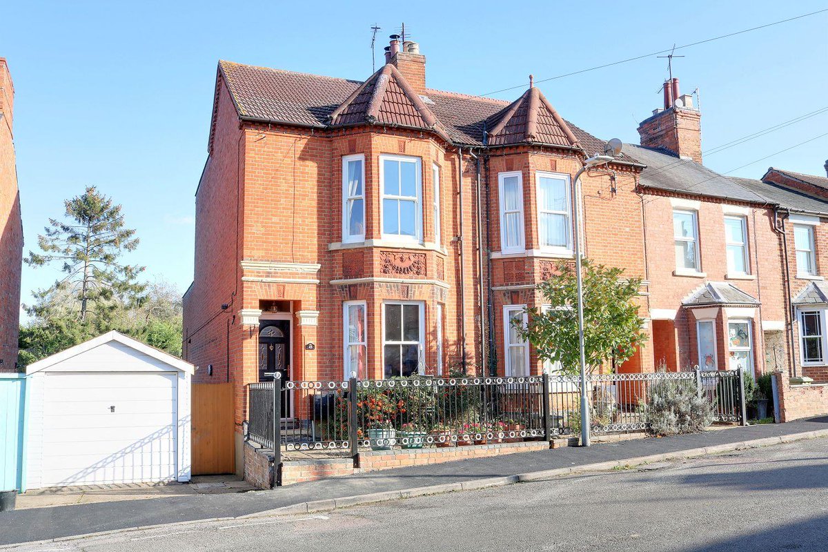 Situated in one the older roads in New Bradwell, this three bedroom period property sits at the end of a terrace and is offered for sale in stunning condition and with no upper chain. Open fires, wood burners, refitted kitchen with Quartz worktops!
flinklp.haart.co.uk/ForSaleV5/?pro…