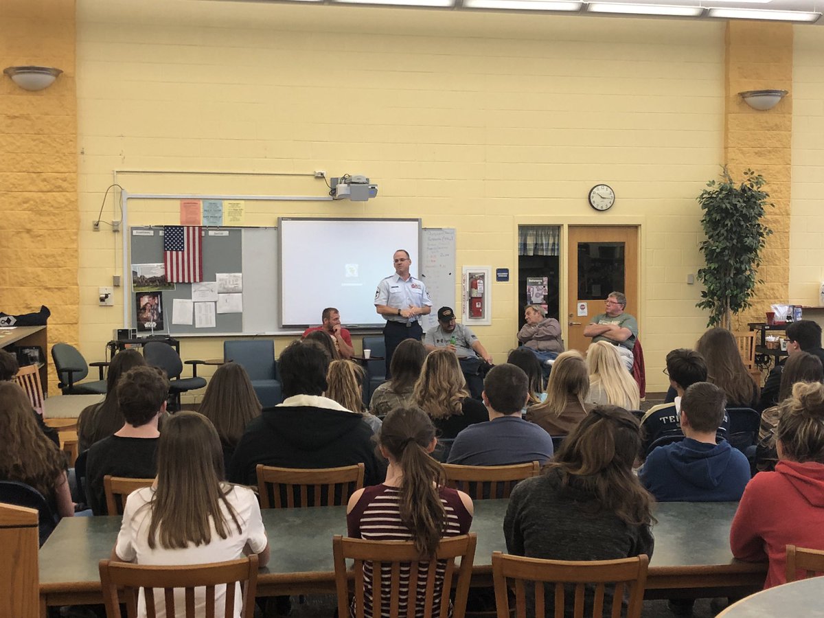 sfrazierTV's tweet image. Great day honoring veterans today at TVHS. Thanks to county commissioner @BrianStewartOH for speaking at our assembly and to all the veterans speaking to student in a panel discussion.