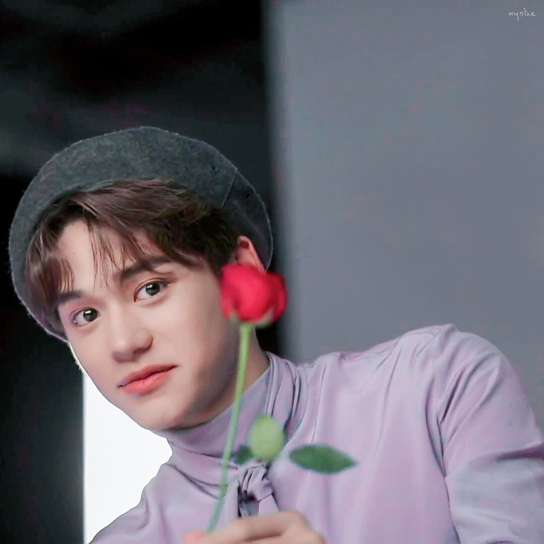 bhimacci's tweet photo. how 🤔 am i supposed to tell him 👉👦 that i like tulips 💗🌷 and not roses✖🌹?  

#NCTZenSelcaDay 😔 https://t.co/Mie7YqXRML