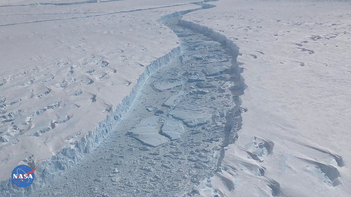 Jagged rift with blue sea ice between Iceberg B-46 and Pine Island Glacier
