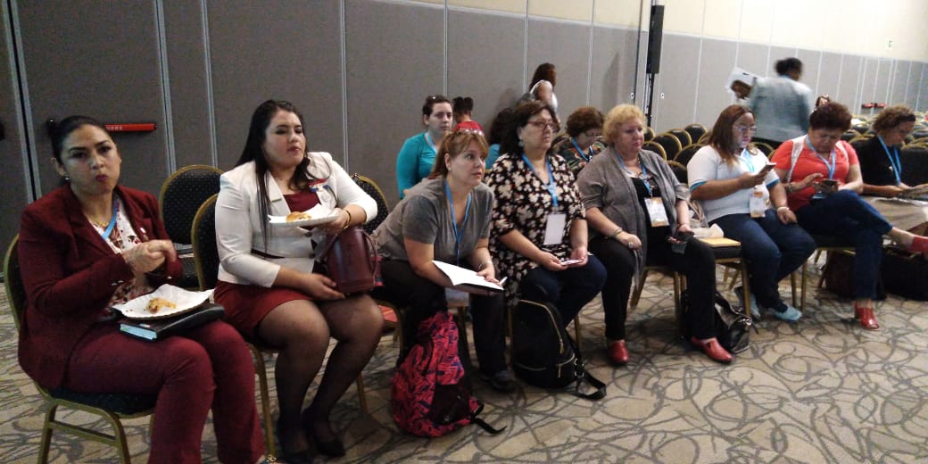 ChileMatrones's tweet photo. AHORA / Presidenta @aromorojo, junto a representantes del directorio nacional del Colegio, representando a matrones y matronas chilenas en reunión en Asunción #Paraguay, en tercera jornada del Encuentro Regional para las Américas que organiza @world_midwives https://t.co/HNQlSPg2ki
