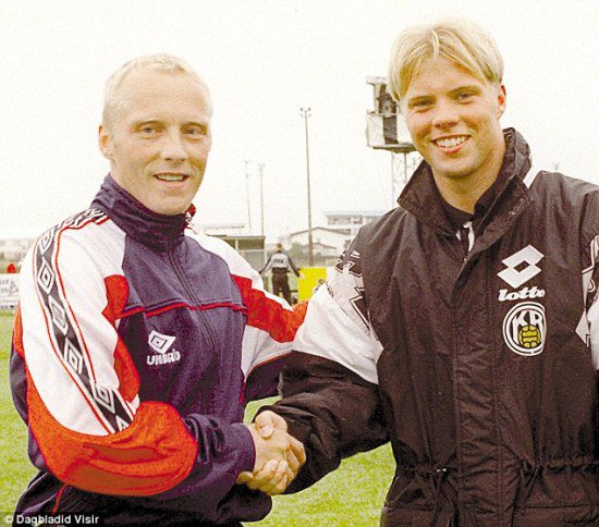 The Gudjohnsens have a fantastic story not many can rival. Because as father Arnor Gudjohnsen subbed off during his final national team game for Iceland in 1996, his substitute was his son! 17-year old Eidur Gudjohnsen took his place, and the rest is history