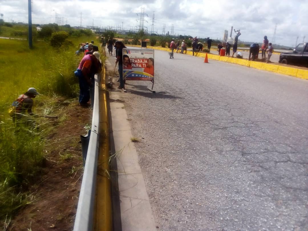 gladysbarreto_'s tweet photo. #Viernes Gobernación de Monagas gracias al apoyo de nuestro Presidente @NicolasMaduro seguimos embelleciendo la Ciudad de Maturín, desde la Avenida de San Jaime continuamos trabajando sin descanso. @yelitzePSUV_ #LaAvanzadoraTrabajaParaTi @dipcarlosf99 @dcabellor @ErnestoPSUV_ https://t.co/NtH6NV471o