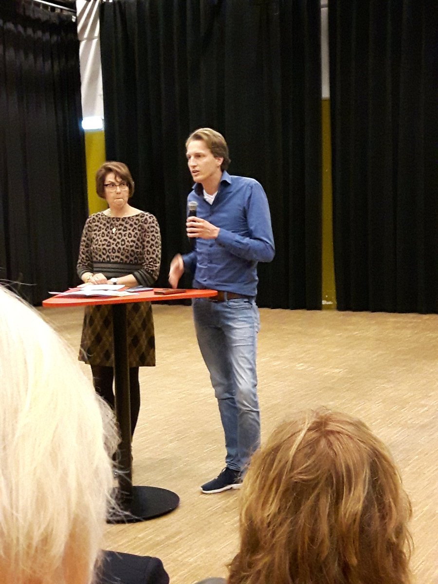 Politieke bijeenkomst #patatjevrede <a href="/TeylingenColleg/">Teylingen College</a> . @noordwijkerhout <a href="/NoordwijkZH/">Gemeente Noordwijk</a>
<a href="/RobinvanMaris/">Robin van Maris</a> met een prima pitch!