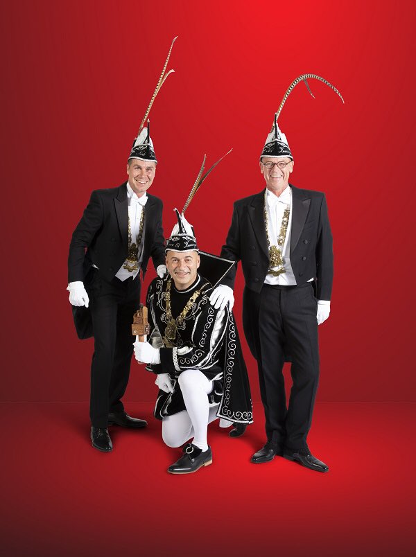 Prins Hannes d’n Derde (Han Versantvoort) onthuld als nieuwe heerser van Kuussegat met zijn Adjudanten Ad Verhoeven &amp; Niels van Hout. Van harte gefeliciteerd!