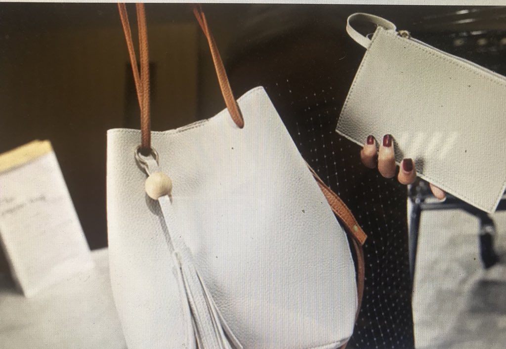 SarahRen_'s tweet photo. @Groupon_UK what I ordered vs what I received 🙈😆. Vile plastic straps, different arrangement of straps along the top. Different shape. Nothing like the picture https://t.co/vjoNPpaRts