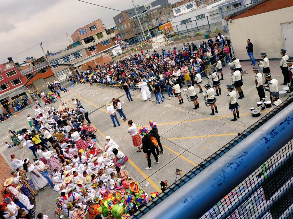 janethgarciar's tweet photo. #Tunjuelito de Fiesta 🎉🧚‍♀️🤸‍♀️🤸‍♂️

Desde el Colegio Rafael Uribe Uribe realizamos nuestro primer festival artístico de primera infancia¡

En nuestra Localidad los niños y las niñas son primero¡ 🐰

Calles desbordadas de amor¡ 🌻🧚‍♀️
#EquipoPorLaEducación
@puentesclau
@integracionbta https://t.co/o8x94dcqeC