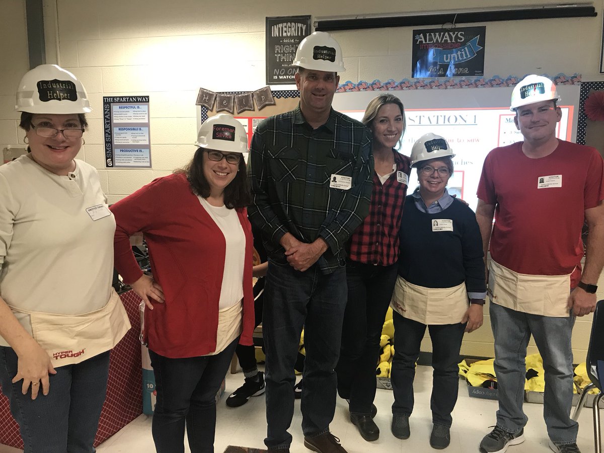 mrsslivka's tweet photo. We all had so much fun learning about the industrial revolution by making emoji pillows! All of our volunteers were amazing! @WeAreSMSpartans https://t.co/0AIL1b70Ky