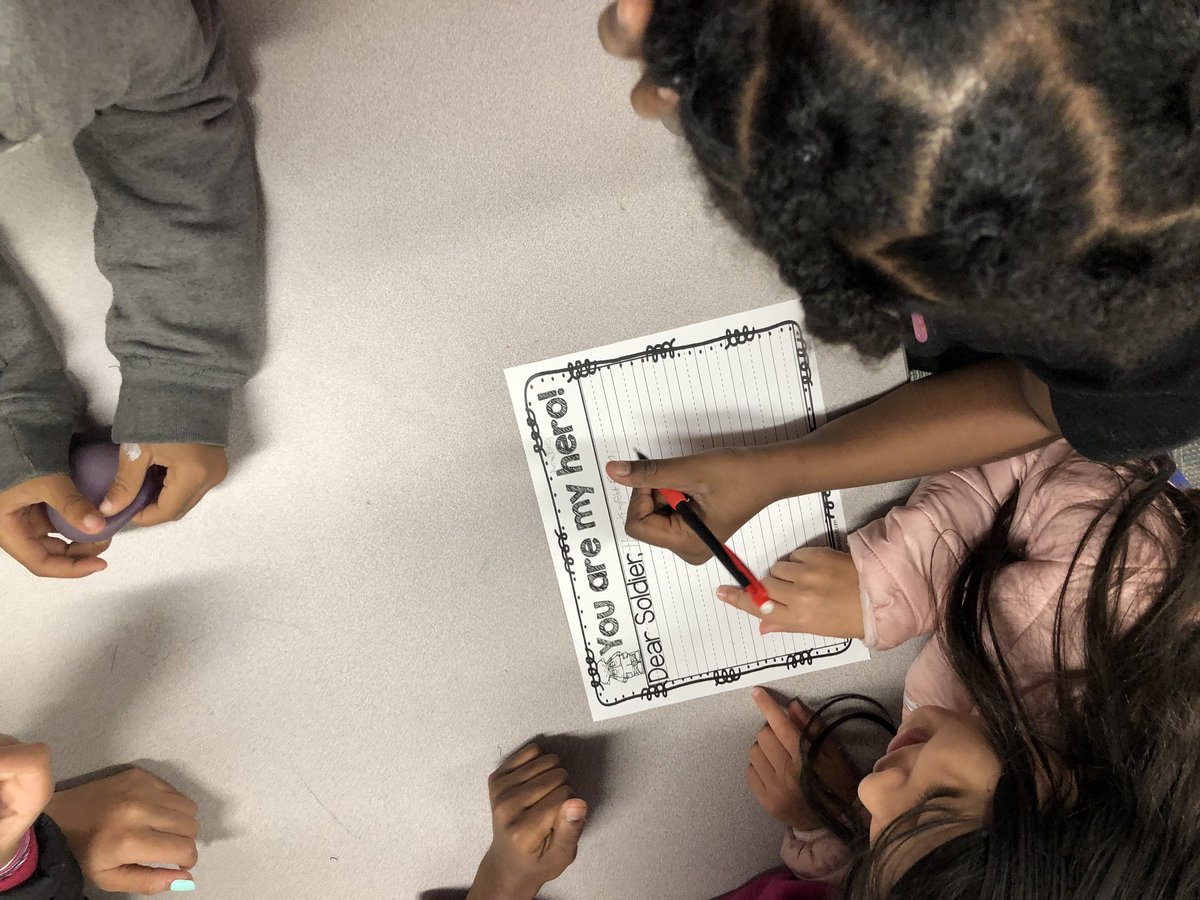 e_barchers's tweet photo. Thanking our Veterans for all that they do. #6thgradebuddies #3rdgraderocks @laineyj_HMC1 @MrsStalkerHMC @EOlerich @vochatzer6grade @CompassHMC1 @HMC1MeYouUs @HMC1Proud https://t.co/ccPHQY9U0v