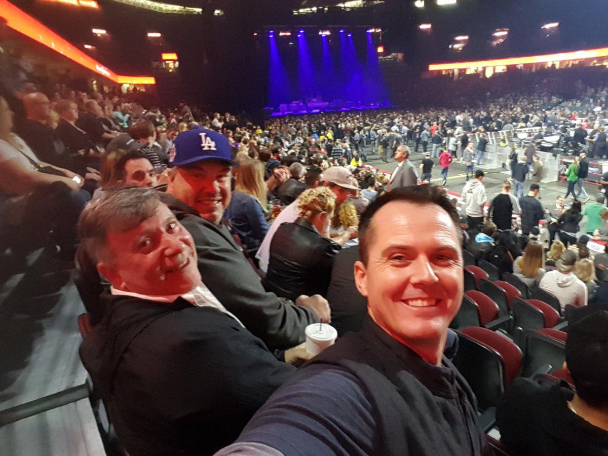 Concrete and Gold 🤘

#michaelbeckett #flashbackfriday #foofighters #concreteandgoldtour #concreteandgold #rockandroll #calgary #yyc #postoftheday