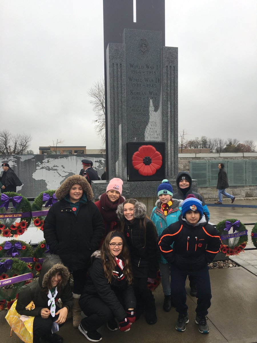 EECMgrACaron's tweet photo. Je me souviens...  Les élèves de l'école élémentaire catholique Monseigneur-Augustin-Caron soulignent le Jour du Souvenir à l'école et au Cénotaphe à LaSalle. https://t.co/QE6yZxABG6