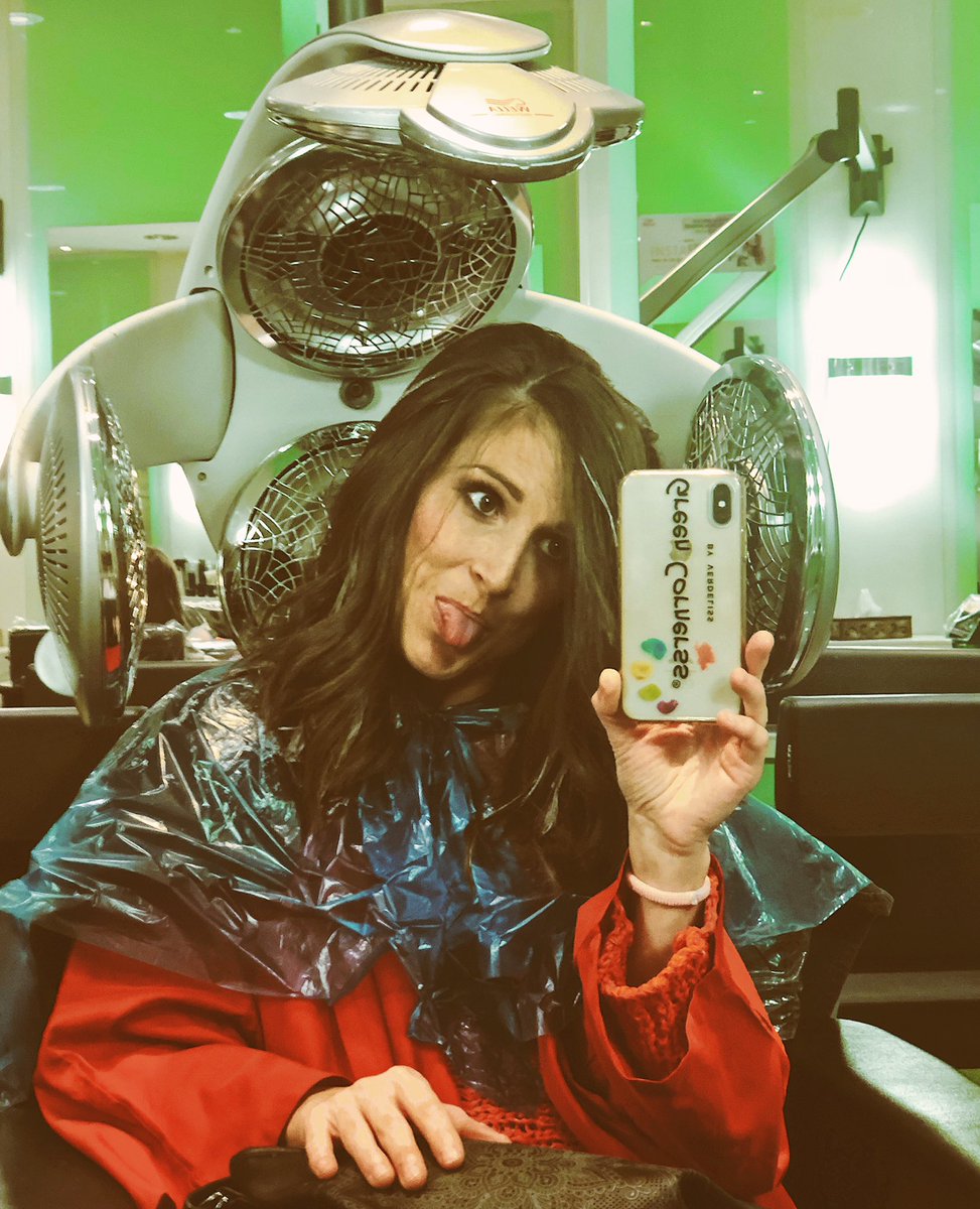 Verdeliss_'s tweet photo. Lo de salir de mi zona de confort al entrar en la casa de @ghoficial caló muy muy hondo 🤘🏻Primero el pelo suelto y luego tintes (bueno, vale, sólo son mechitas 😜) #VerdelissWin https://t.co/uW7USaKaB7