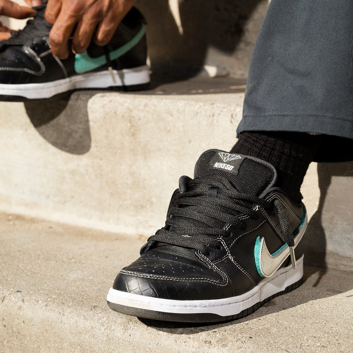 tactics's tweet image. 🔥💎🔥 @nikesb x @diamondsupplyco Dunk Low drops tomorrow 11/10 at 7AM PST right here 👉(ow.ly/xB9750jDxEx) and at 11AM in-store in Eugene &amp;amp; Bend. First come, first served. Limit of one pair per color per customer. Good luck!
#nikesb #quickstrike #skateyourdunks #sbdunks