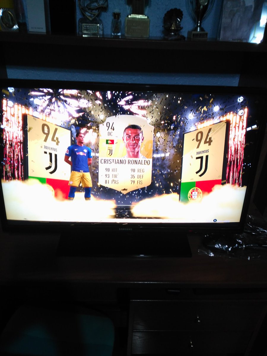 antoniocastao11's tweet photo. Hola @DjMaRiiO_90 @cachoo01 @MiiKeLMsT hace una semana me compré el FIFA 19 y he conseguido 9 sobres entre los SBC básicos y el Squad Battles del pasado fin de semana(Oro 1), los abro hoy y pasa esto: https://t.co/4GuabYTIcS
