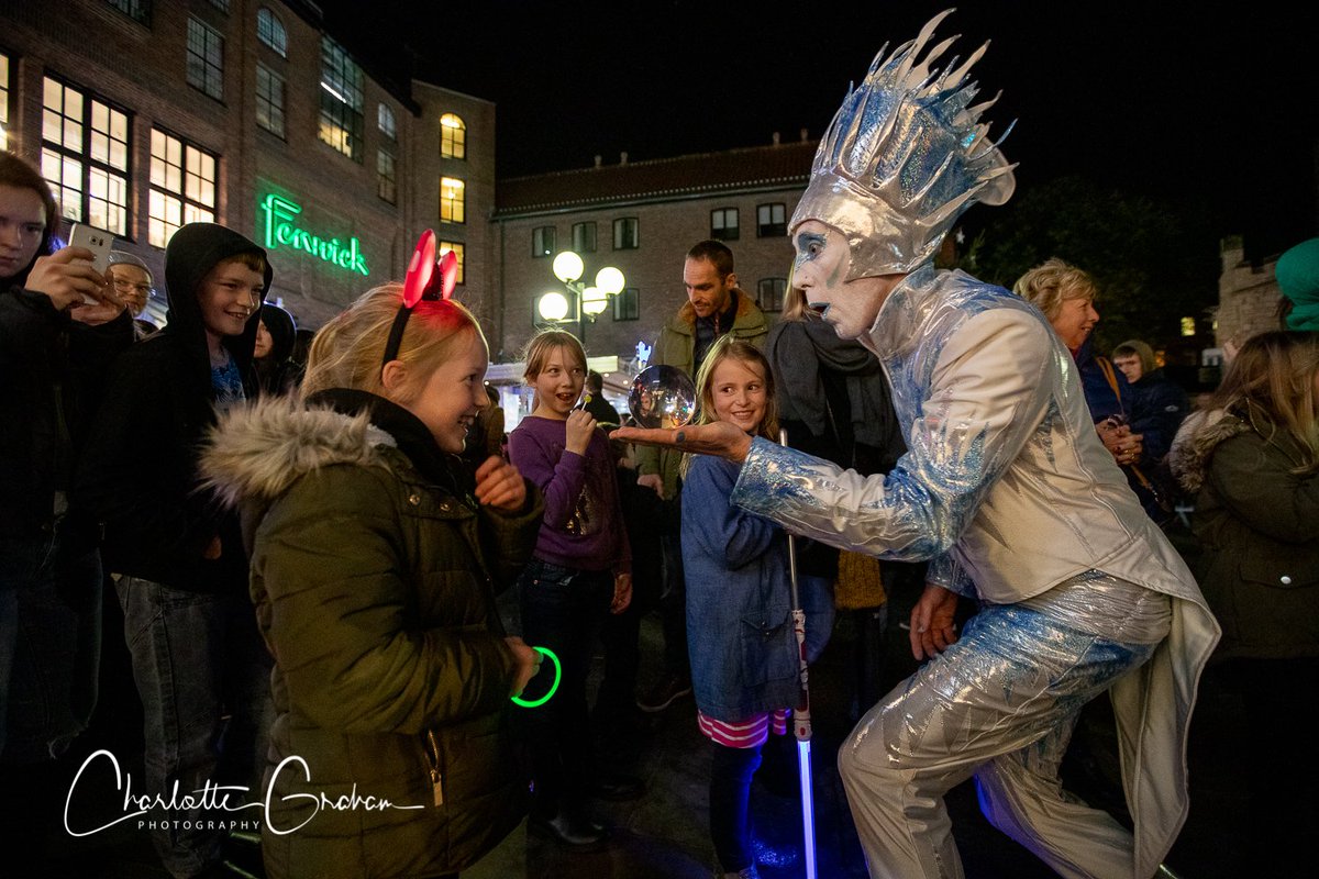 MadCowFudge's tweet image. The #Coppergate #Christmas #Lights #Switch #on, Loads of people and #wonderful #atmosphere well done @PyperYork @BBCYork @snapperjim @pypersam @coppergateyork #York #Christmas2018 #ChristmasCovered #OnlyinYork #Yorkshire #UK @jrtheatre