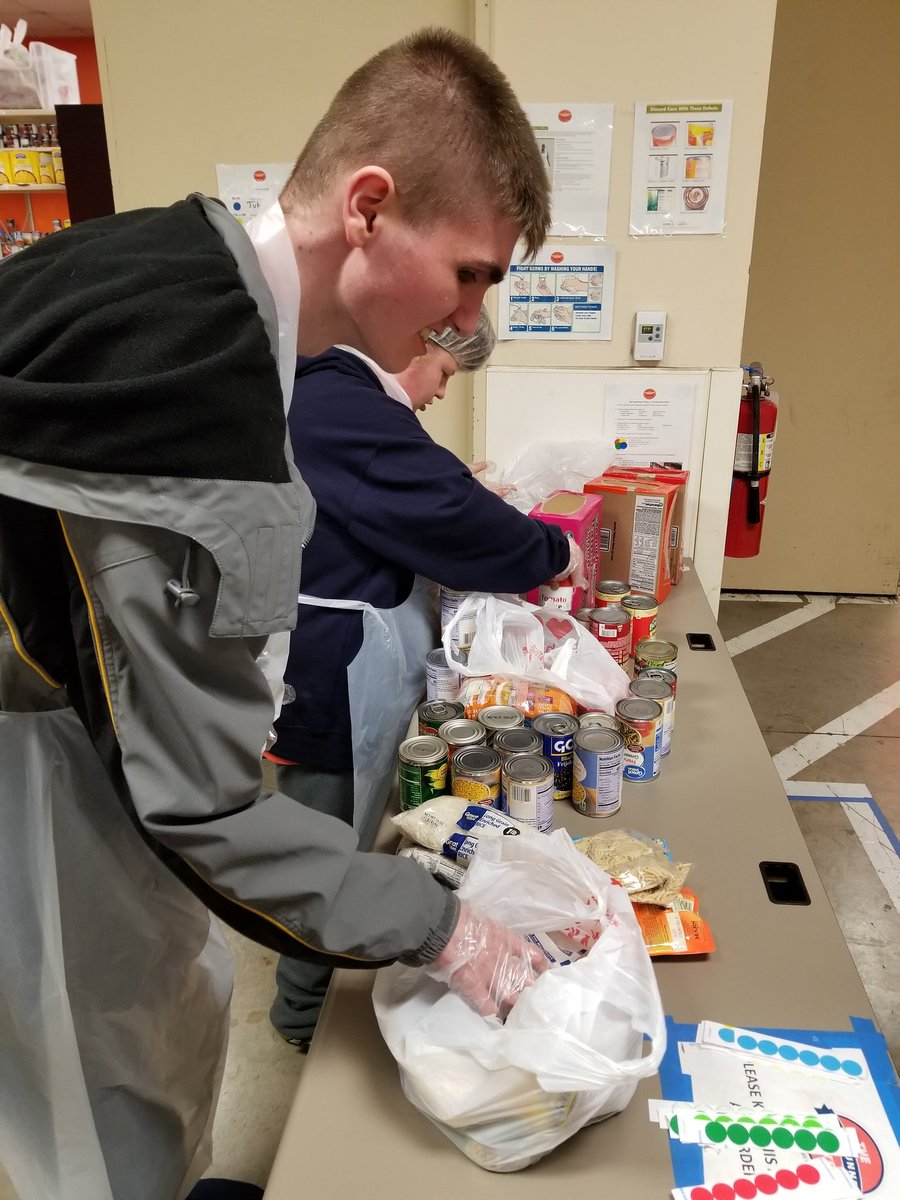 LauraTeachSpEd's tweet photo. ThisIsPhase2Hinton volunteering @UTSACampusSrvcs #RoadrunnerPantry keeps them connected to their community! @NISDReddix @NISDSpecialEd #ThisIsNorthside #ThisIsReddix @RootedReddix https://t.co/lxKpwxWs8F