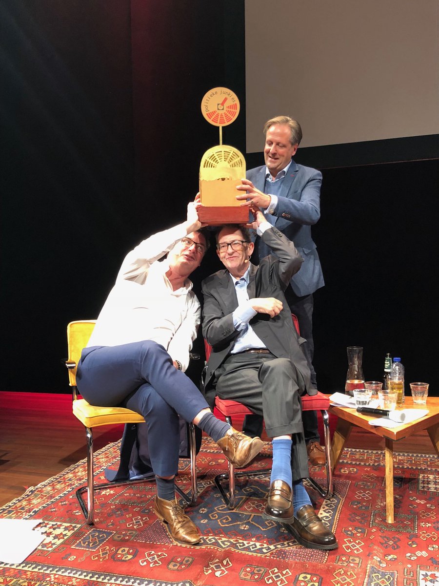 De winnende Politieke Junkies van de finale ⁦<a href="/politiekejunkie/">Politieke Junkies</a>⁩ zijn ⁦<a href="/JoostVullings/">Joost Vullings</a>⁩ en ⁦<a href="/maxnanet/">maxvanweezel</a>⁩
