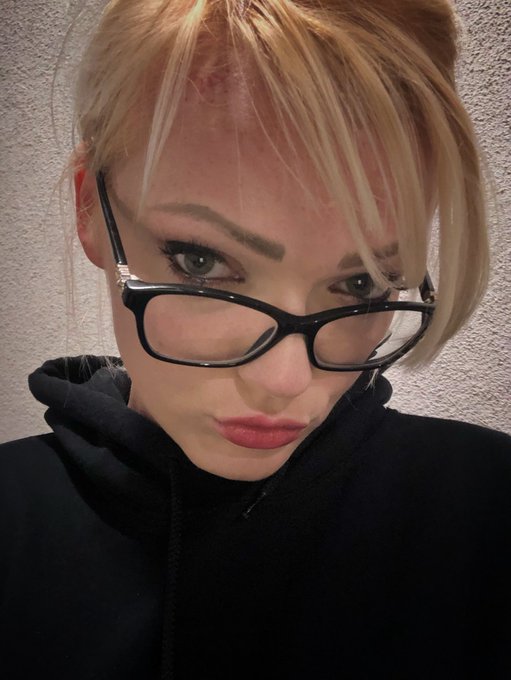 Omg what a long day 🙃 https://t.co/oLW1MEYkjo<a href="/tag/virgin"class="tags"><span>#virgin</span></a><a href="/tag/zoeypaige"class="tags"><span>#zoeypaige</span></a>