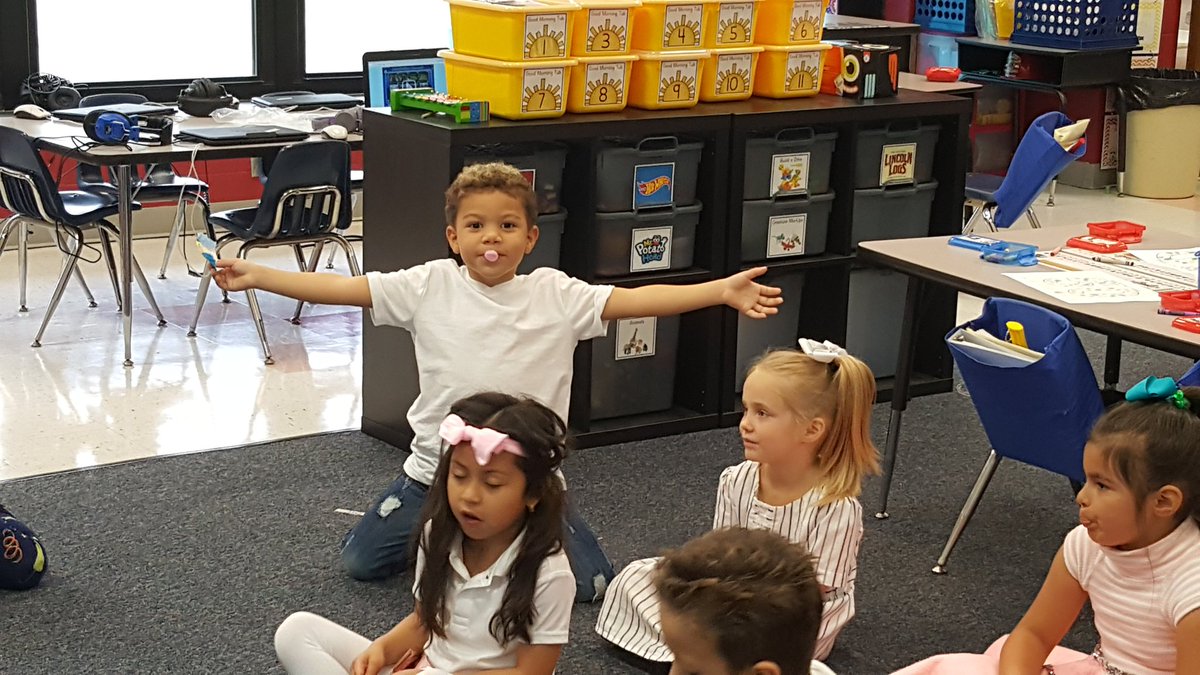 SharonF62289255's tweet photo. Can you blow a bubble? Oh but we can in kindergarten!! #50thdayofkindergarten @RoyalElementary @amyybarra17 https://t.co/U2ojfNaEZt