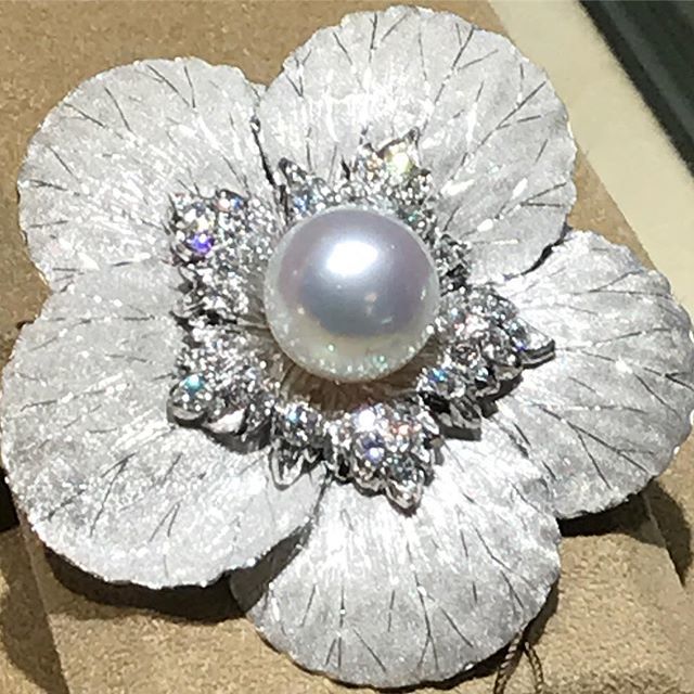 #Pearl series three: brushed #whitegold nest for #whitepearl #diamond pistils @buccellatimilan #floralbrooch @britishvogue ift.tt/2qDjgqN
