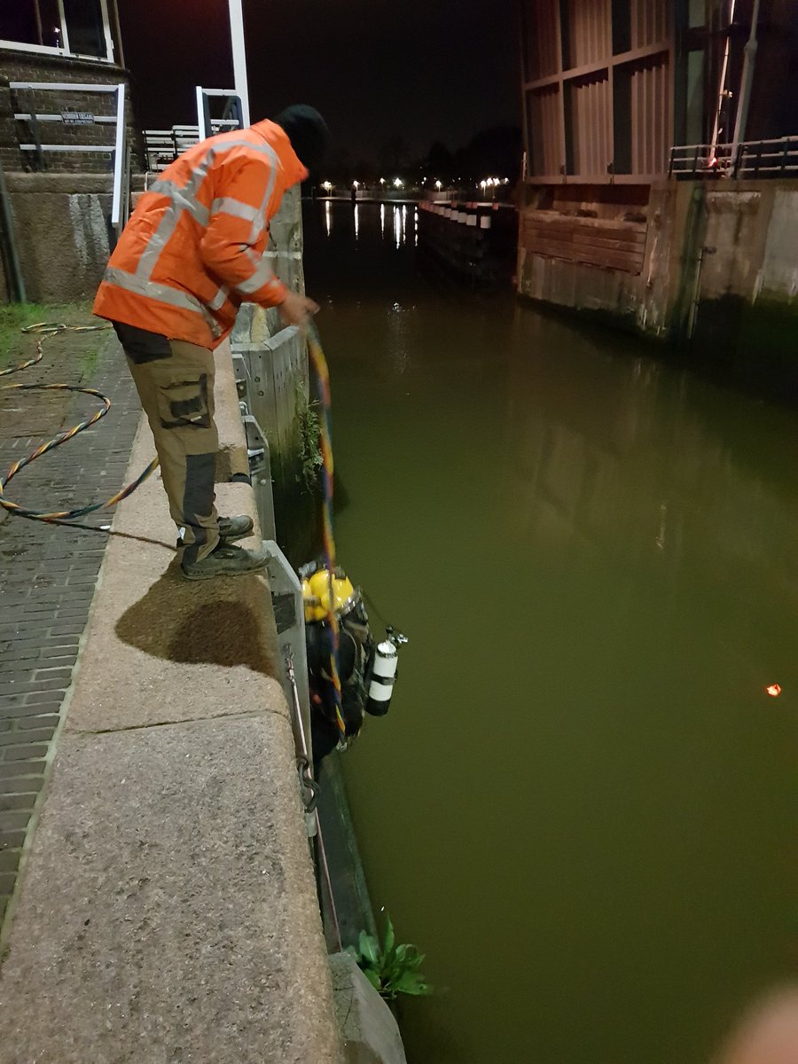 Door een duiker wordt er ook gekeken of er nog vuil op, of langs de rails van de deur ligt.