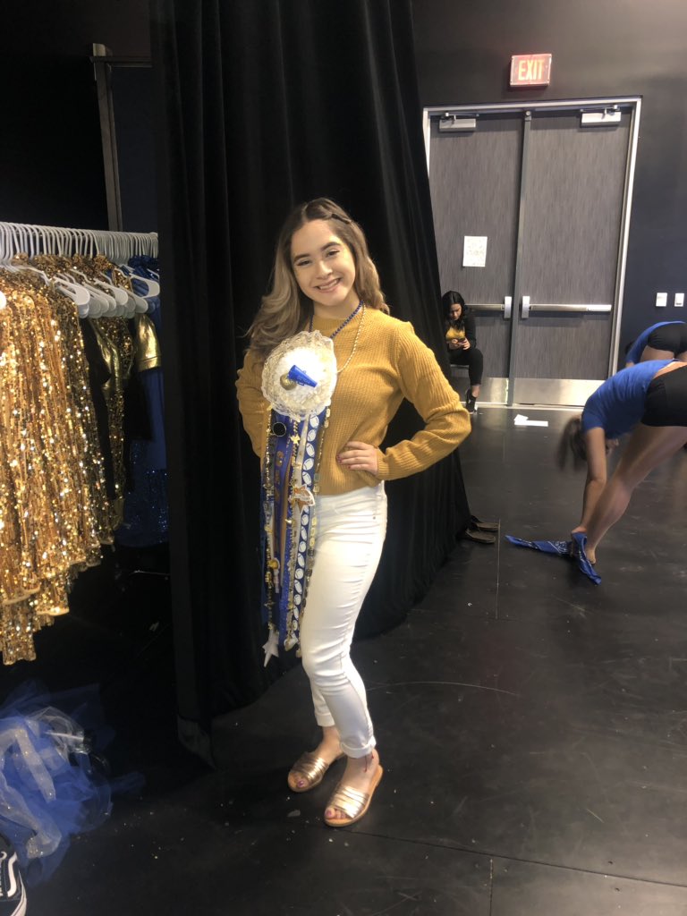 luvvcamilaa01's tweet image. Homecoming 2k18 💙💛#junioryr