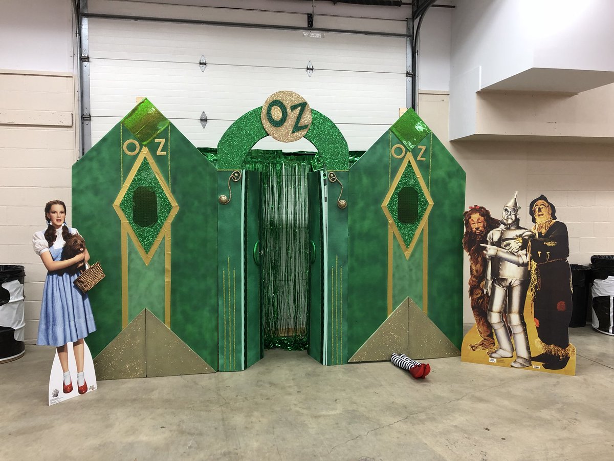 DrRackleyCLSD's tweet photo. Hey, @PASC2018! I may have had a sneak peek at your banquet tonight! It looks INCREDIBLE! Well done, @RodkeyReading, @wojdylaccms, @CCMSStudentLife, and @CCHSSC! The Yellow Brick Road will be magical! #FalconPride #ProudPrincipal https://t.co/ENweslovFT
