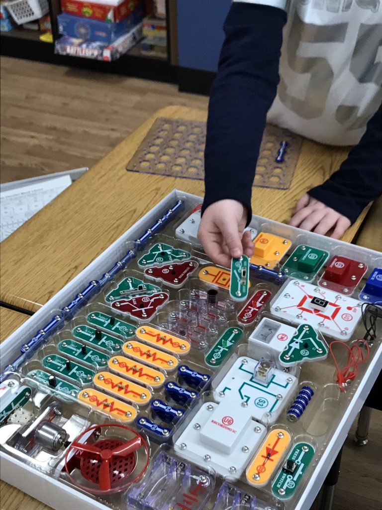 thebookteacher's tweet photo. Day 2 of @SnapCircuits with @TMccloe’s 5th grade class. The kids worked hard and were able to put together some complicated circuits! @OAUpdate @btmedialibrary https://t.co/g461l38bQ3