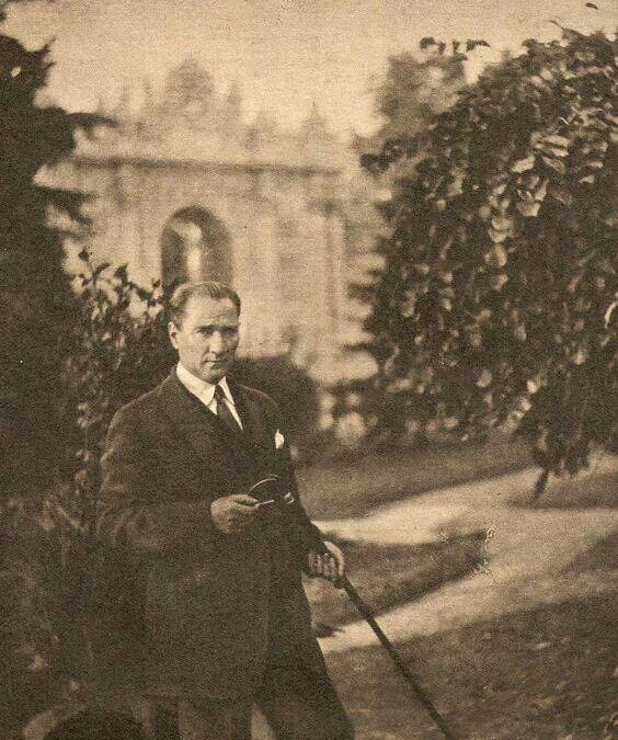 Yokluğunun 80. yılında sanki hiç gitmemişsin gibi sanki hep yanıbaşımızdaymışsın gibi.
Devrimlerinle,fikirlerinle,senin için atan milyonlarca yürekle sonsuzluğu yaşayan Atam.
Saygı ve hasretle...