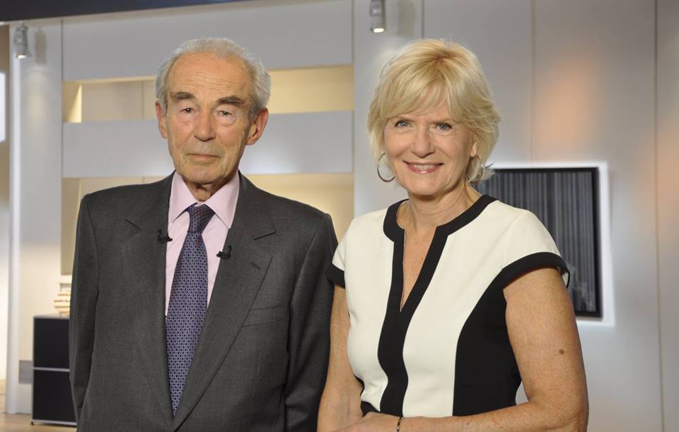 Julie_Grillon's tweet photo. Samedi dans #Théoucafé @Cceylac reçoit Robert #Badinter
Dans "Idiss" il raconte le destin tourmenté de sa grand-mère venue de Russie et confrontée toute sa vie à l'antisémitisme. 
Sa vision de la société, les nouvelles technologies, le féminisme... un entretien à suivre dès 10h https://t.co/hjzH8ubzO1