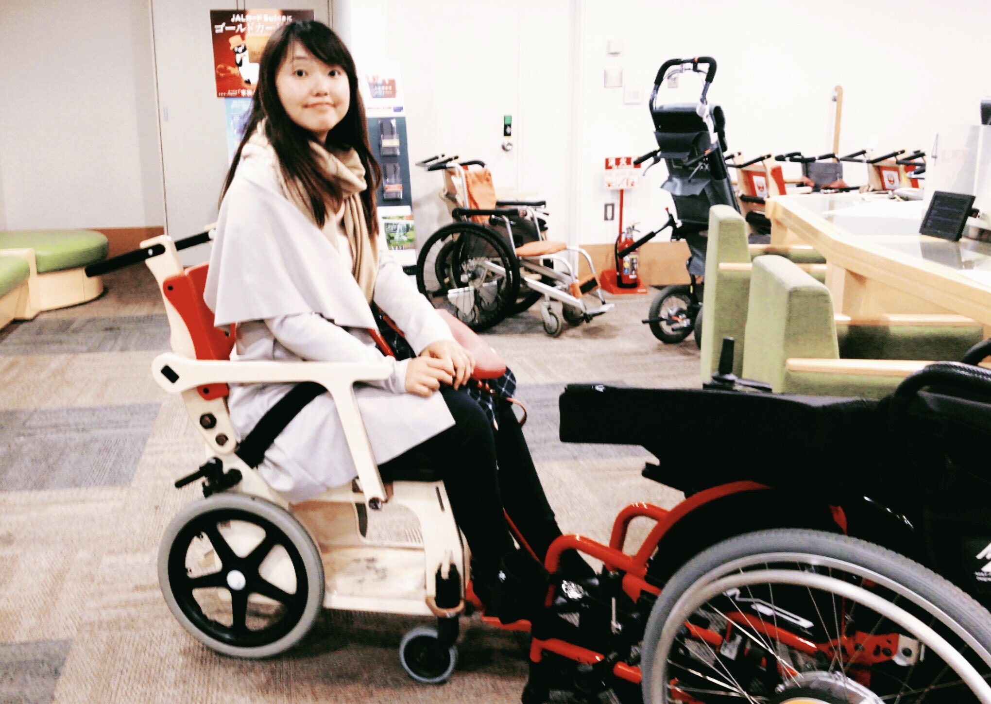 Twitter 上的 小澤綾子 Jalの木の車椅子スゴイ 車椅子 になってから 保安検査場を進むといつもピーっとなって 絶対身体を触られてチェックされるのがいつもやだなあと思ってた でもこの木の車椅子は鳴らない スゴイ ストレスなく大分へ行って来ます