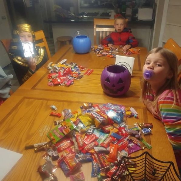 inovacode's tweet photo. We are still eating through all this candy!  #toomuchcandy @woolyinc https://t.co/hC2hDnjiRI