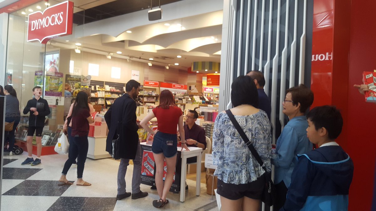ktienh's tweet image. There's still time, if you want to catch @misterwootube at @DymocksCastleTo ! I'm betting lots of peeps will be here to see the local boy who's now famous 😲

#inthequeue #booksigning #wootube #eddiewoo #wooswonderfulworldofmaths
