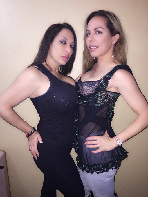 Me & @SavannahJaneXXX last night 😍🤘🏼 #MistressKora #goodtimes #goodfriends #nightout https://t.co/gp