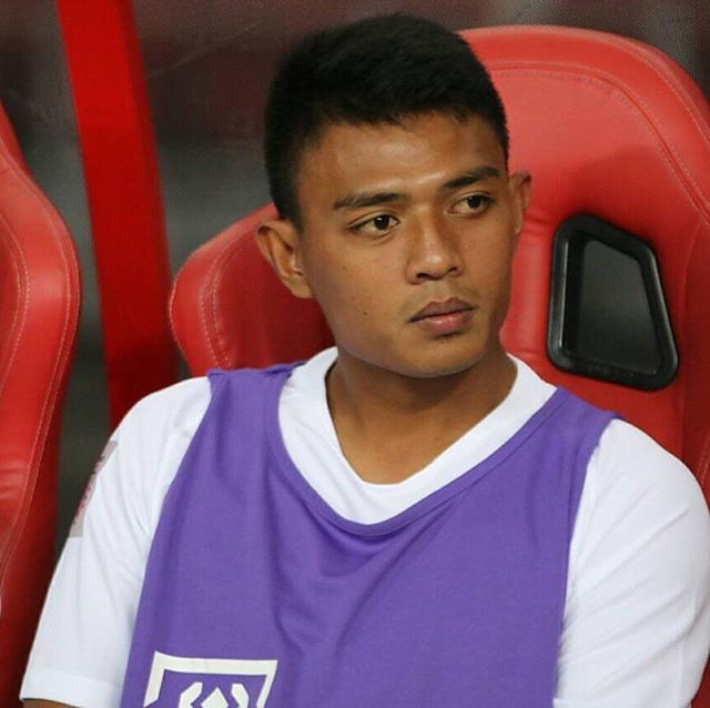 Aremania_biru's tweet photo. Dedik masih belum bermain malam tadi, sabar sam, kesempatan pembuktian pasti datang. #indonesia #singapore #pialaaff #aremaplayer
Foto: @abochristian / @goalcomindonesia #Arema #Aremania #Aremanita #Singoedan https://t.co/huSMpAI4op https://t.co/w2tziglLFW