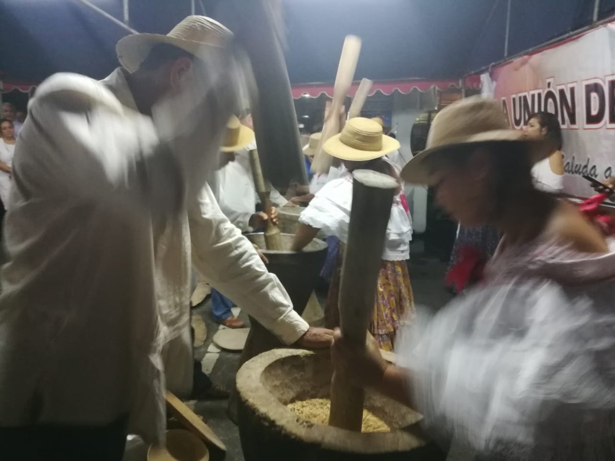 elsiglodigital's tweet photo. #Nacionales Imágenes de como se prepara los que participaran en el desfile del 10 de noviembre en Juan Díaz. 

Los presentes buscan rescatar la tradición con la tradicional "Piladera"  antes de iniciar. (📸 Didier Magallón) https://t.co/FhoMLeaJmI