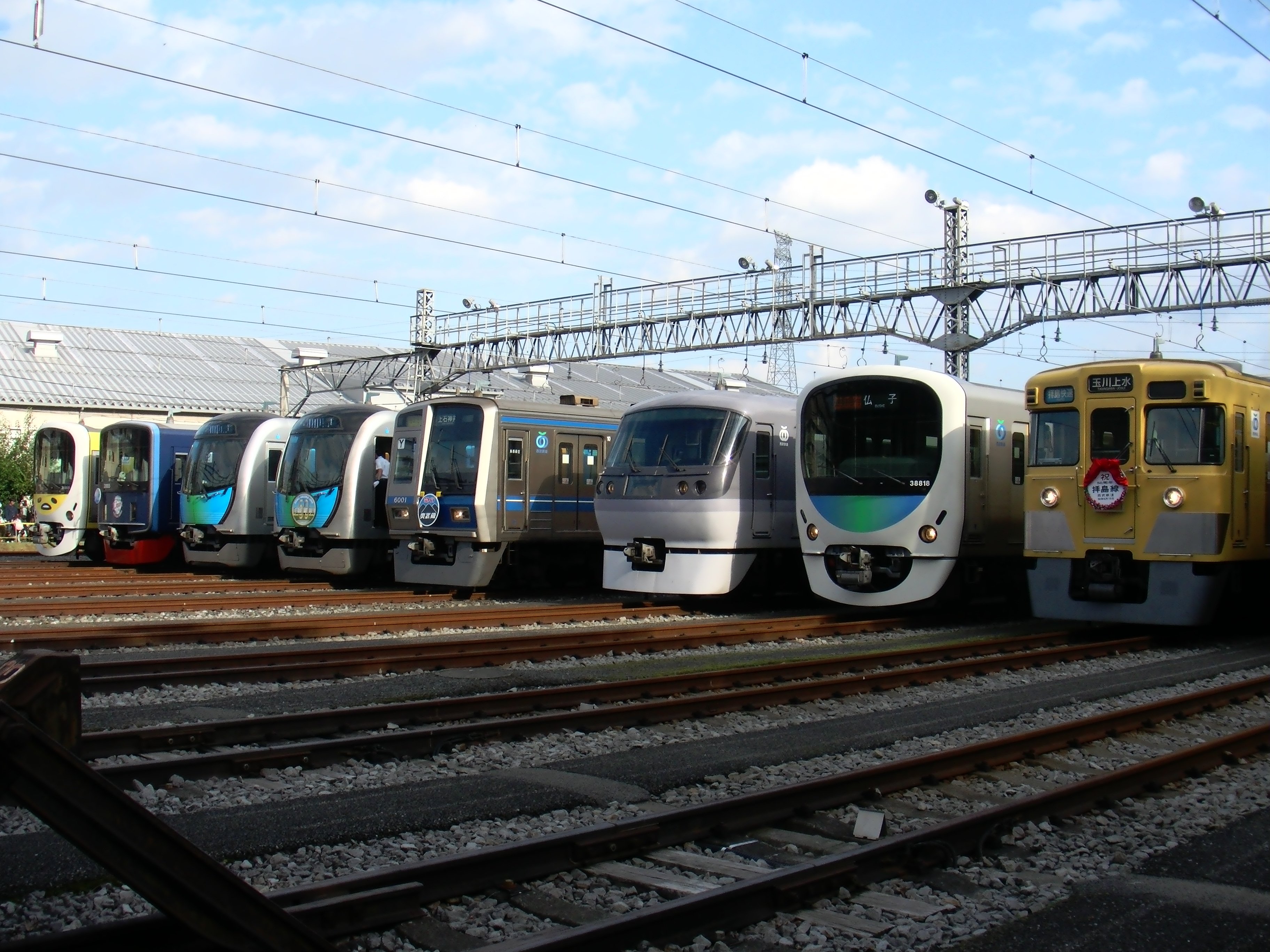 Hero Roto 様々なイベントがありましたが まずは南入曽車両基地で開催された 西武 トレインフェスティバル ぐでたまスマイルトレイン など人気の車両が並んだ姿は圧巻 珍しい行き先表示も出ました 西武鉄道 南入曽車両基地 T Co