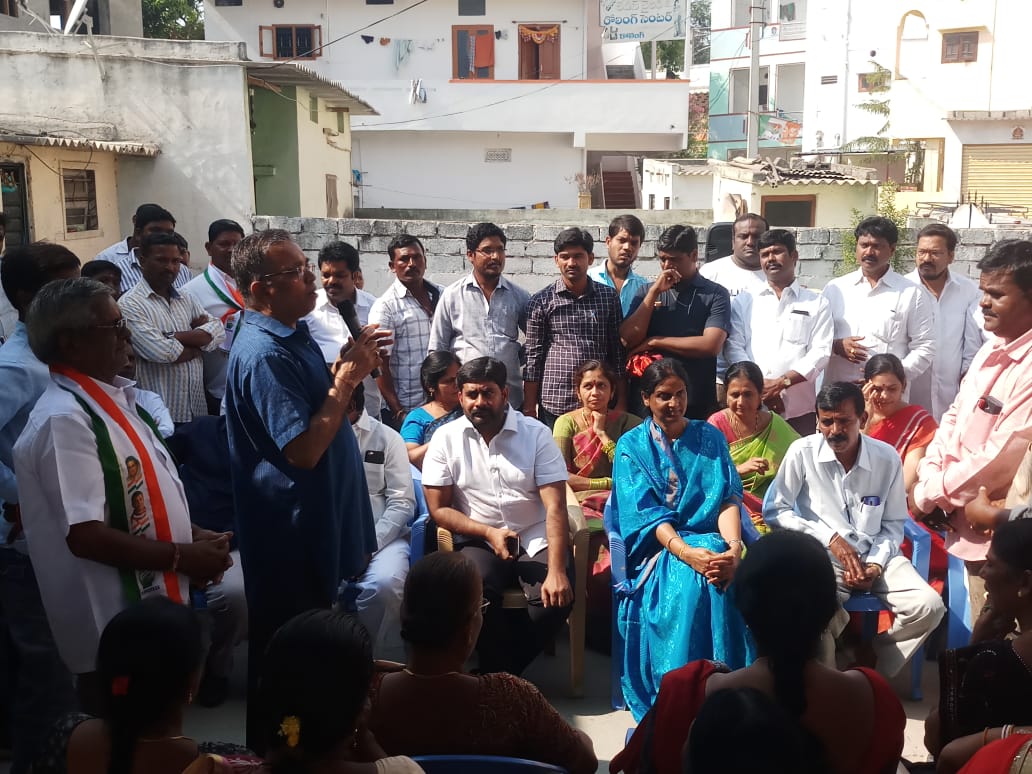 ఈ రోజు మహేశ్వరం నియోజకవర్గం, మీర్ పేట్ మున్సిపాలిటీ లోని అయోధ్యనగర్ కాలనీలో పర్యటించడం జరిగింది. #SabithaIndraReddy #Maheshwaram