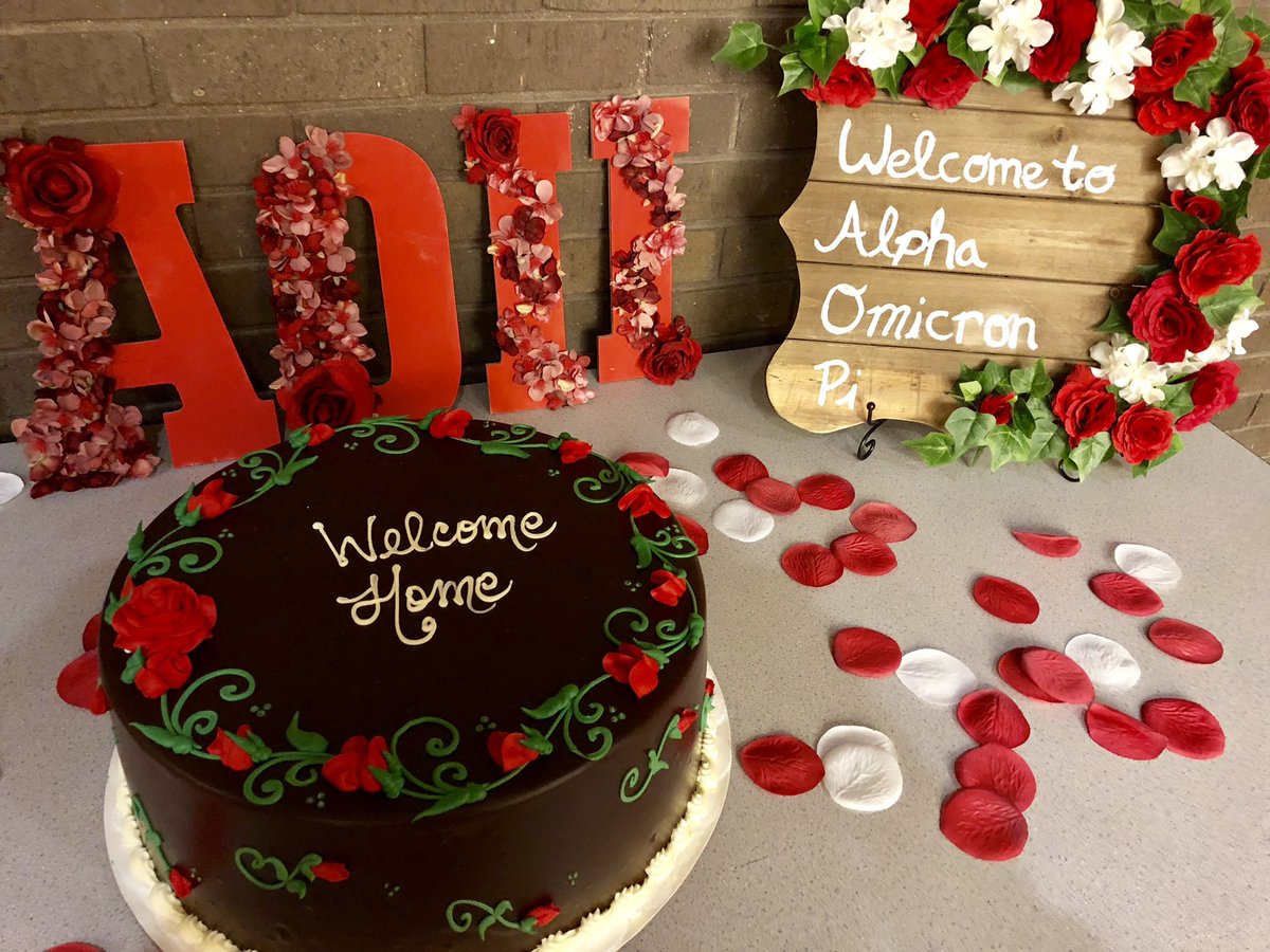 AOII_UWM's tweet photo. We are so excited to have initiated 18 wonderful ladies tonight! Welcome home❤️ https://t.co/EX8CFWhFx6