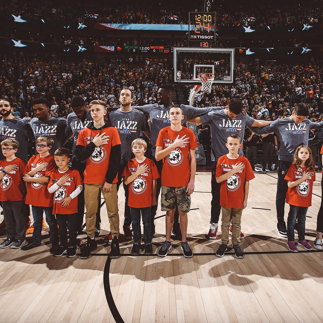 utahjazz's tweet image. ❤️⚪️💙

#HoopsForTroops | @NBACares